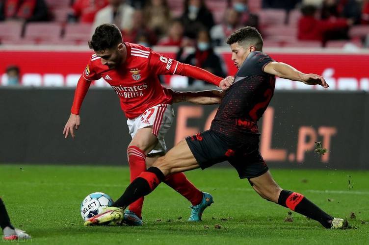 ayx爱游戏在线入口-转折点埃因霍温状态回暖；葡超转会期攻防权衡；球迷炸锅；赛程密集仍需轮换的简单介绍